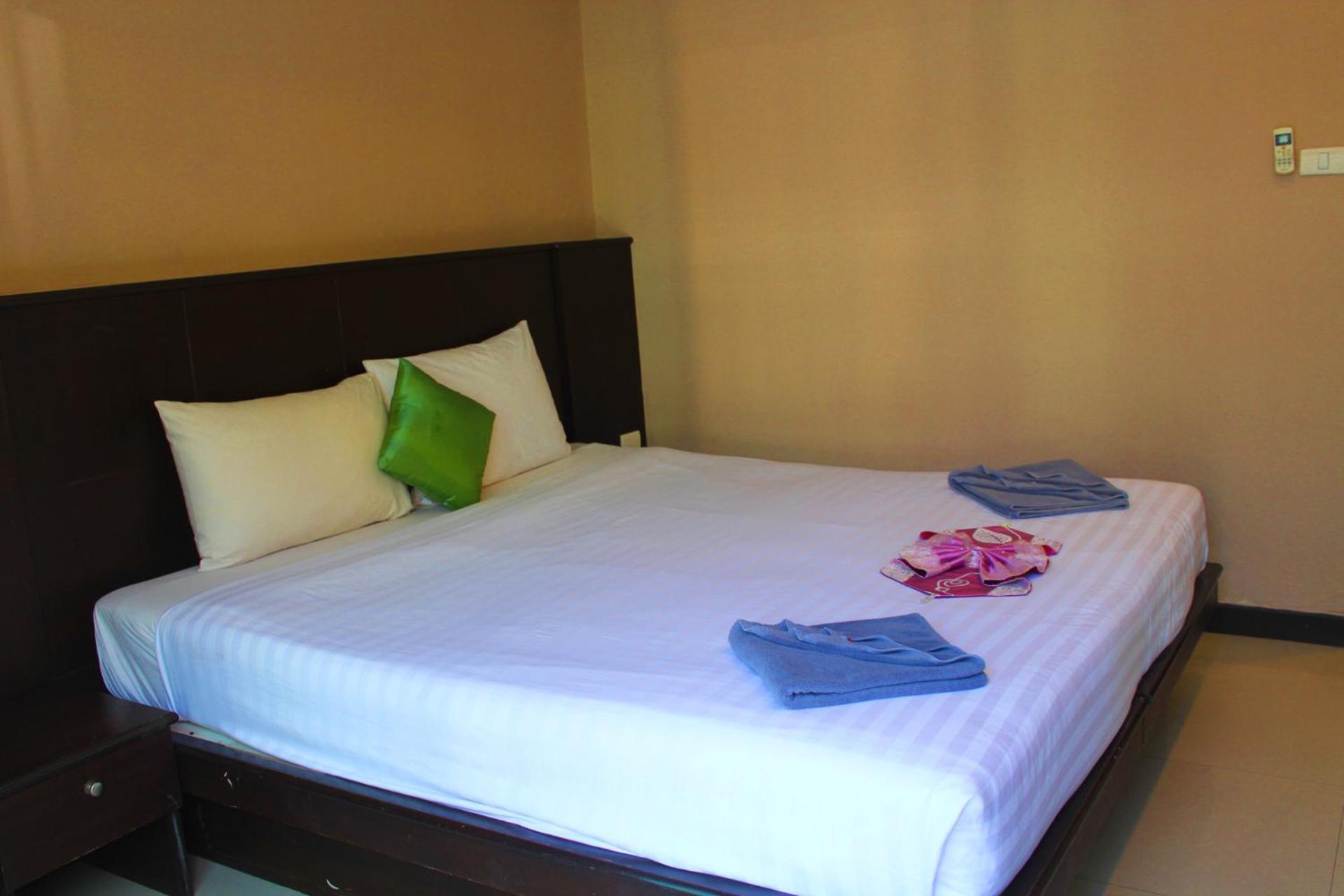 Hollywood Inn Hotel Patong Exterior photo