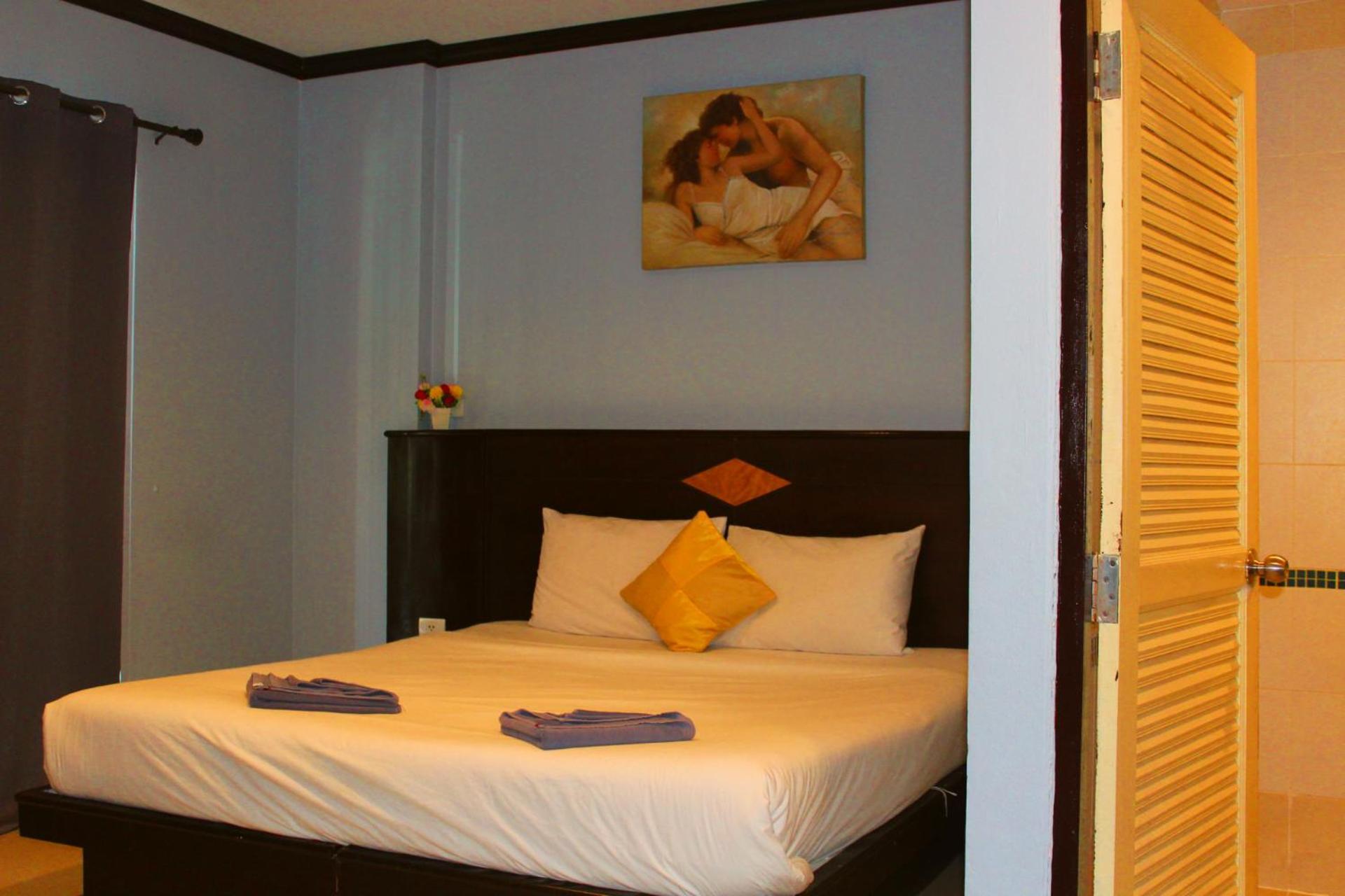 Hollywood Inn Hotel Patong Exterior photo