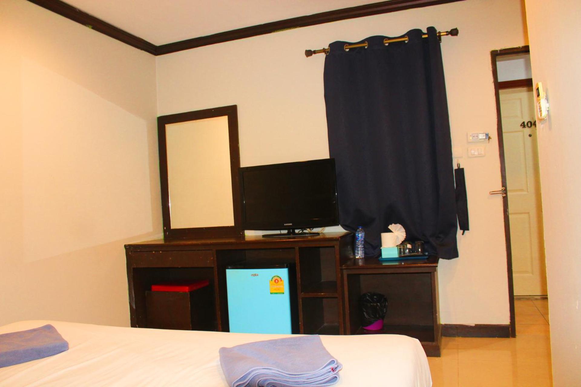 Hollywood Inn Hotel Patong Exterior photo