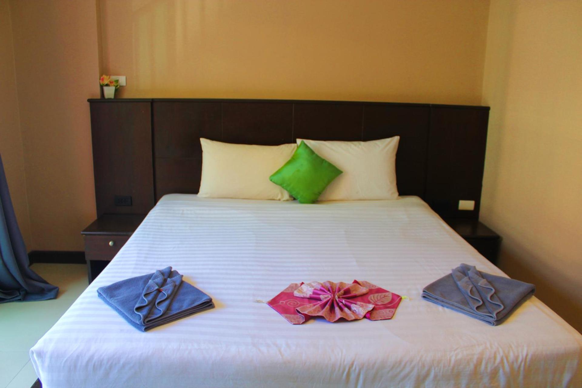 Hollywood Inn Hotel Patong Exterior photo