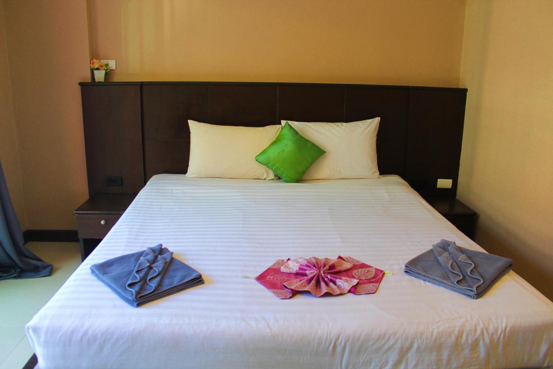 Hollywood Inn Hotel Patong Exterior photo