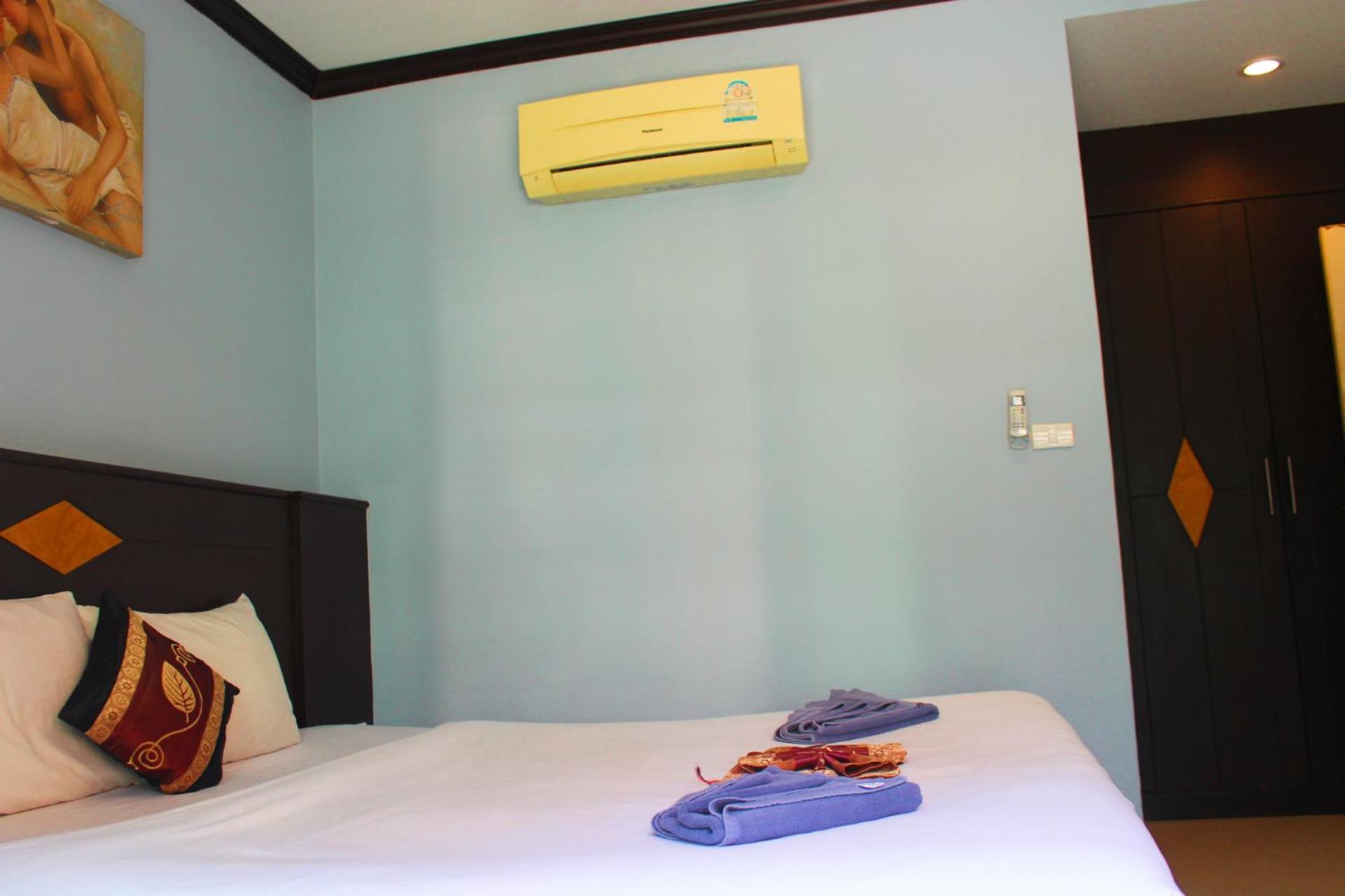Hollywood Inn Hotel Patong Exterior photo