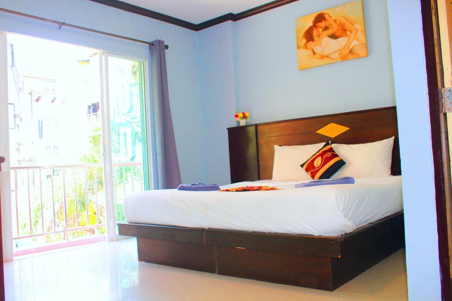 Hollywood Inn Hotel Patong Exterior photo